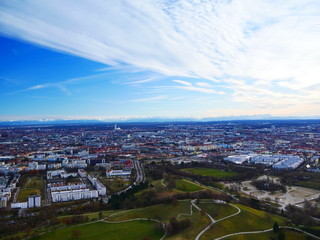 Fototapeta premium München, Deutschland: Die Alpen ragen in der Ferne hintet der Stadt auf