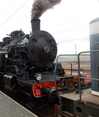 Une locomotive à vapeur + une locomotive diesel-electrique.