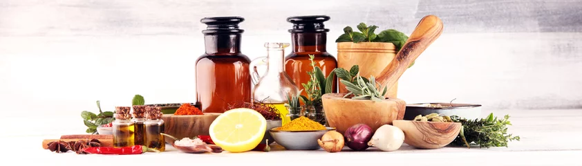 Gewürze und Kräuter auf dem Tisch. Lebensmittel- und Küchenzutaten mit Pfeffer © beats_