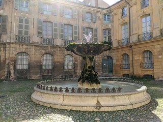 Place d'Albertas avec sa fontaine à côté du cours mirabeau et la rotonde à Aix en Provence,...