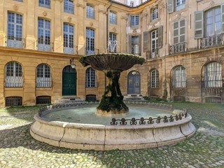 Place d'Albertas avec sa fontaine à côté du cours mirabeau et la rotonde à Aix en Provence,...
