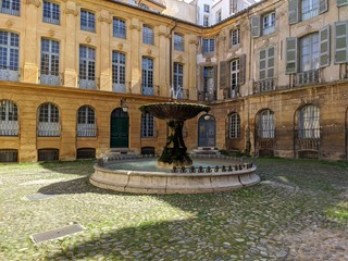 Place d'Albertas avec sa fontaine à côté du cours mirabeau et la rotonde à Aix en Provence,...