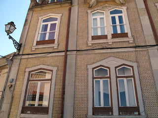 Fototapeta na wymiar Edificio con fachada revestida de azulejo en lisboa