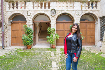 Fototapeta na wymiar Centro Storico di Bisceglie con modella in camicia rossa