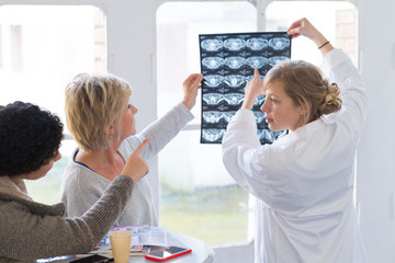 specialist showing the result of mri to her patient