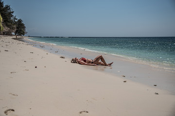 Fototapeta na wymiar Frau entspannt am Strand