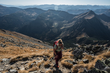 Fototapeta premium Blonde Frau beim Wandern