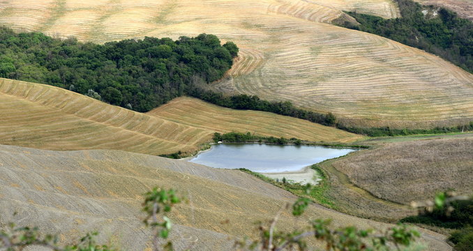 Panorama &uuml;ber die Felder der Crete Senesi mit Wasserspiecher