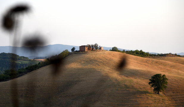 Kleine Siedlung auf einem H&uuml;gel in der Crete Senesi