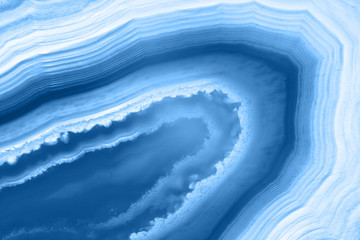 Abstrakter Hintergrund, achatmineralische Querschnittsfarbe des Jahres 2020 pantone classic blue 19-4052 © lukszczepanski