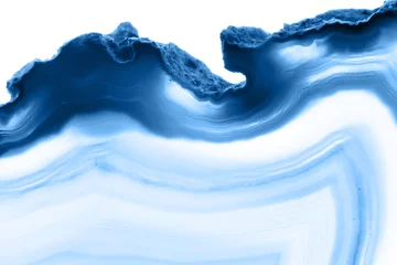 Abstrakter Hintergrund - gestreiftes Achatscheibenmineral, Farbe des Jahres 2020 Pantone Classic Blue 19-4052 © lukszczepanski