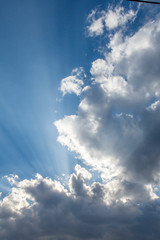 Obraz premium Algunos destellos de sol atravesando las nubes