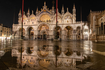 Fototapeta na wymiar Mirroring the Basilica di San Marco at Night, Venice/Italy