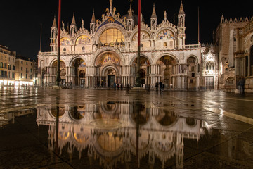 Fototapeta na wymiar Mirroring the Basilica di San Marco at Night, Venice/Italy