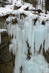 grimpeur encordé sur une cascade de glace