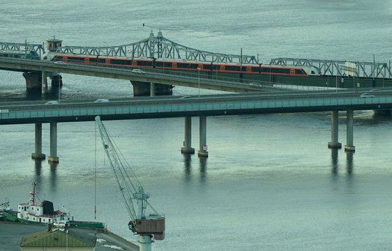 Traffik on bridges through the river.