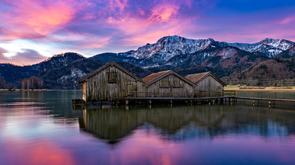 Morgenrot über den Bootshütten am Kochelsee