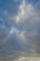 Nubes cubriendo un cielo azúl