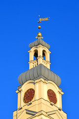 Obraz premium heritage golden spire aka spile on the building roof on blue sky in sunny day, travel diversity
