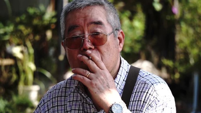 煙草を吸う男性