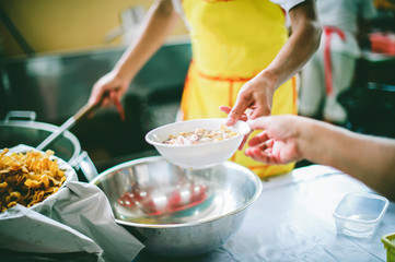 Volunteers are giving away free food to people who need food, the idea of donating.