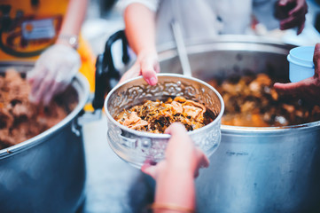 Volunteers are giving away free food to people who need food, the idea of donating.