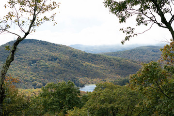 Obraz premium lake hidden in the mountains