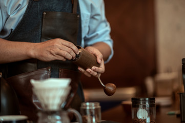 the barista setting the coffee grinder