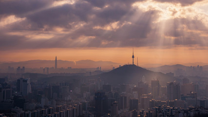 Fototapeta premium Widok na panoramę miasta Seul i wieża w Seulu w Korei Południowej Sunrise