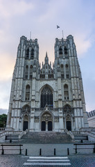 Fototapeta premium Catedral de San Miguel y Santa Gúdula Bruselas, Bélgica al amanecer