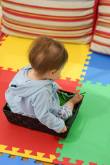 b&eacute;b&eacute; joue vue de dos