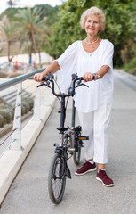 Obraz premium Elderly woman going to biking