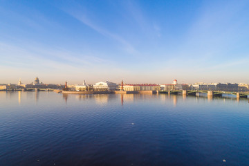 Fototapeta premium Panorama strzały Wyspy Wasilewskiej w kwietniowy poranek (zdjęcia z kwadrokoptera). Saint-Petersburg, Rosja