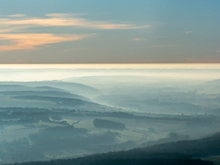 vue aérienne de la brume dans la vallée de la Seine près de Mantes dans les Yvelines en france