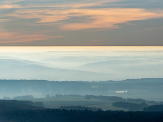 vue aérienne de la brume dans la vallée de la Seine près de Mantes dans les Yvelines en france