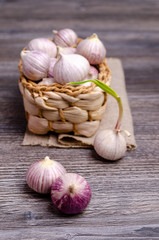 Bulbs raw garlic.