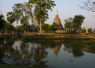Fototapeta na wymiar Wat Sa Si au milieu d'un étang à Sukhothaï (première capitale du Siam) en Thaïlande.
