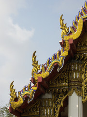 Fototapeta na wymiar Détail d'un toit du Wat Pho, temple du bouddha couché à Bangkok, Thaïlande.