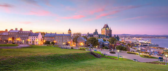 Naklejka premium Panoramiczny widok na panoramę miasta Quebec w Kanadzie