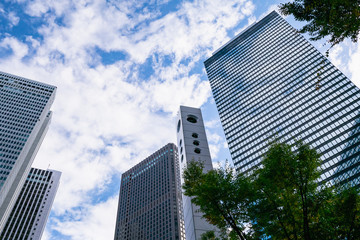 日本の東京都心のオフィス街と空。