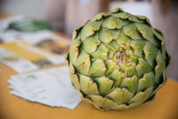 Obraz premium Freshly picked artichoke exposed for sale Healthy Mediterranean food that prevents the appearance, cholesterol of the Vega Baja of Alicante, Almoradí