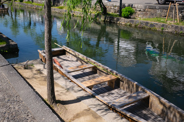 Fototapeta na wymiar 日本の岡山県にある美観地区の風景。川舟流しに使われる木でできた舟。