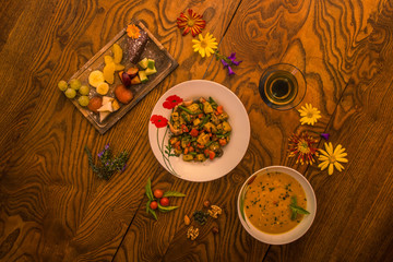 Petite assiette d'un repas prise sur une table en bois et décorée 