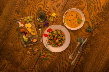 Petite assiette d'un repas prise sur une table en bois et décorée 