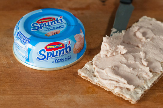 Spreadable cream Spunt&igrave; next to a stuffed tart. It is produced by Simmenthal, a canned meat brand.