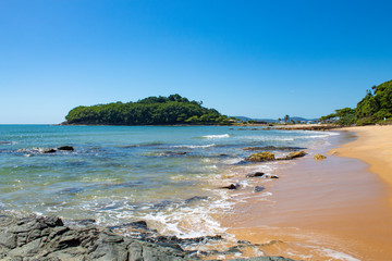Mar azul esverdeado de praia tropical