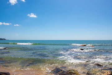 Fototapeta na wymiar Mar verde e rochas da Praia da ilhota ou praia do Plaza, itapema, SC, Brasil