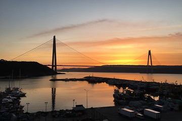 Obraz premium Red sky sunset effective clouds and bridge