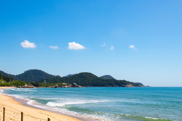Praia tropical, mar verde Mar verde  da Praia da ilhota ou praia do Plaza, itapema, SC, Brasil 