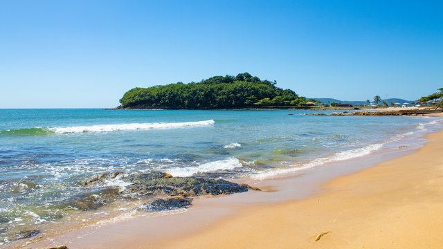 Praia tropical, mar verde da Praia da ilhota ou praia do Plaza, itapema, SC, Brasil ao fundoa Ilha do Pirata © Fotos GE